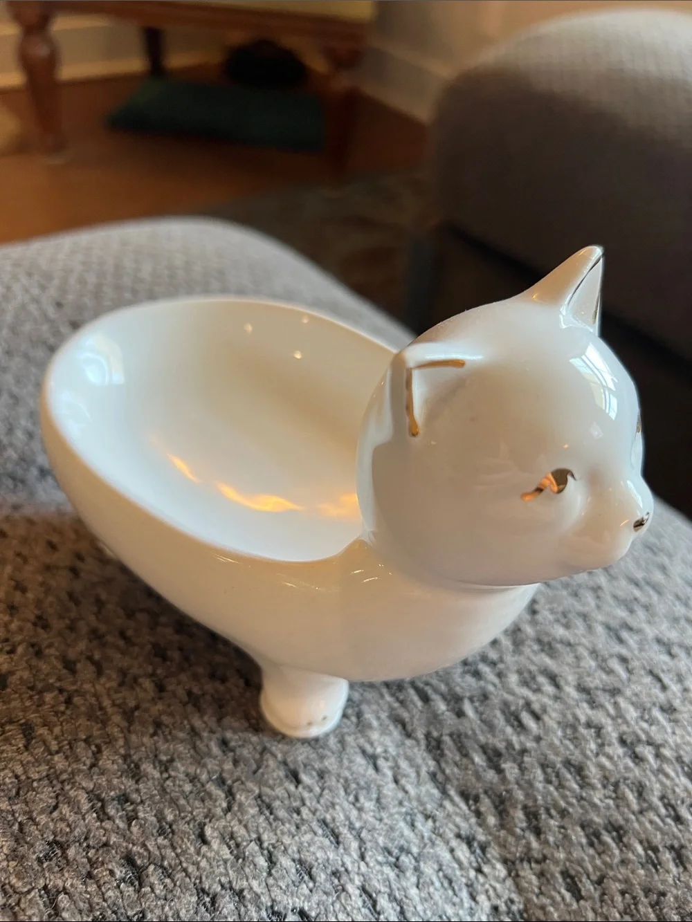 Pier 1 Ceramic Cat Soap Dish in White and Gold
